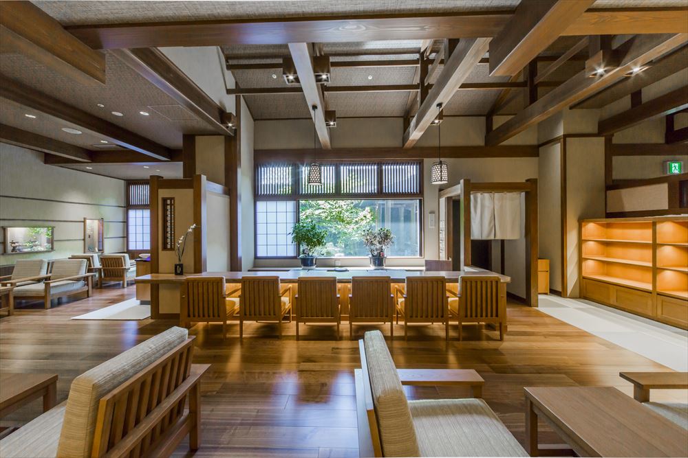 Inishie no Yado Keiun_Feel the healing warmth of wood and tatami in a space adorned with decorative touches related to Izumo mythology. (Entrance Lobby, “Kagura”)