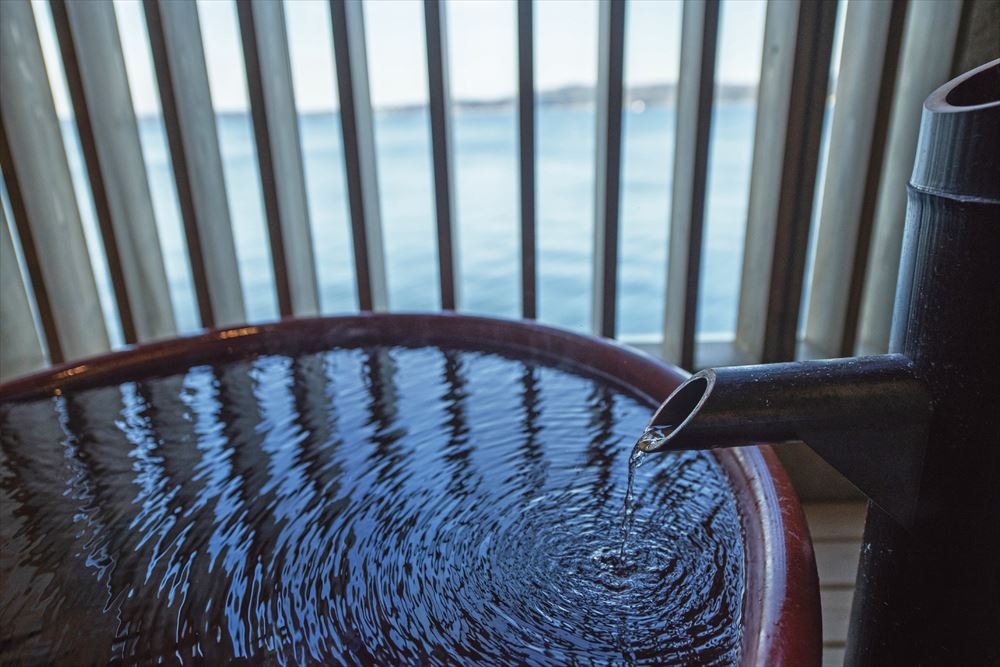 Shirasagi no Yu Noto Kaisyu_Especially popular with ladies, this private, open-air bath made of ceramic has high heat-retention.