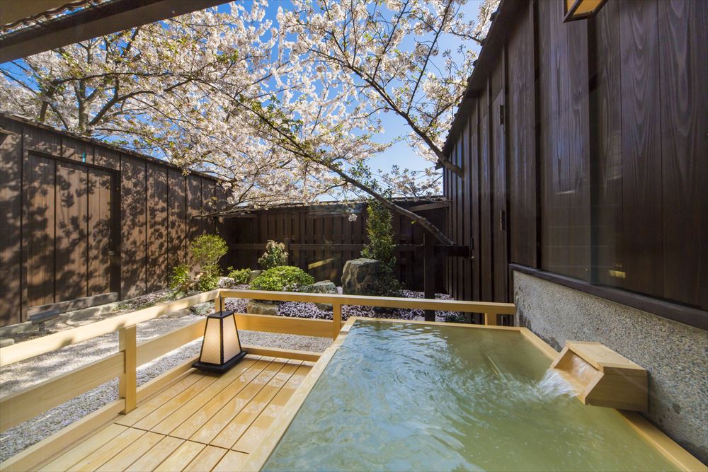 Inishie no Yado Keiun_A Japanese-Western style room with an open-air bath in the main building. During cherry blossom season, enjoy “hanami” cherry blossom viewing while soaking in the springs.