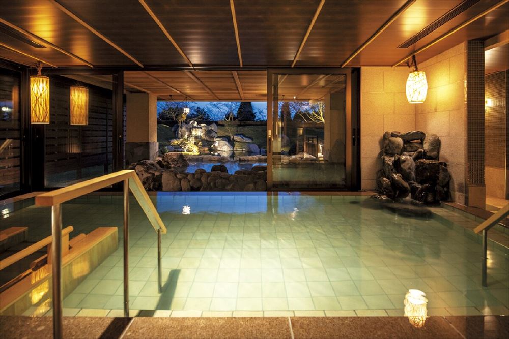 LA VISTA Kirishima Hills_Enjoy the legendary waters of Kirishima hot springs in the sumptuous, Japanese style, large common bath (indoor bath).