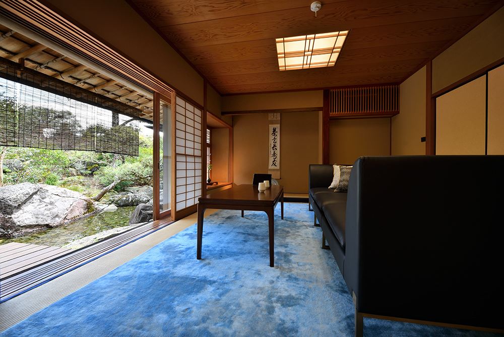 Shuzenji Hanareyado Oninosumika. The large, open 10-tatami (16.5 sq. m.) living room with garden views.