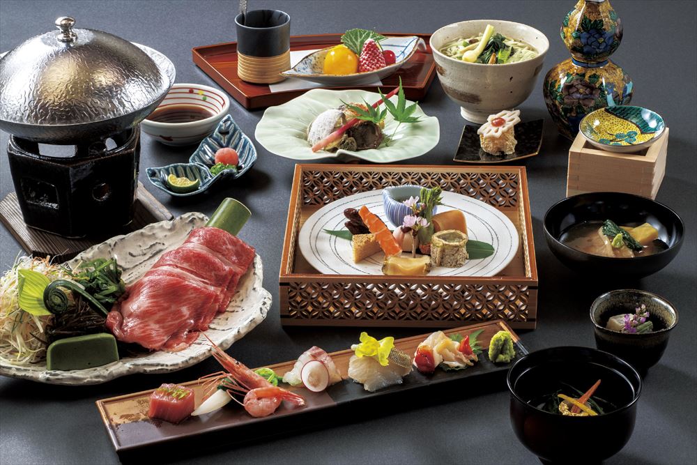 Shirasagi no Yu Noto Kaisyu_An example of dinner. The riches of the Noto region’s mountains and sea join with seasonal vegetables in the lavish taste of Japanese kaiseki cuisine.