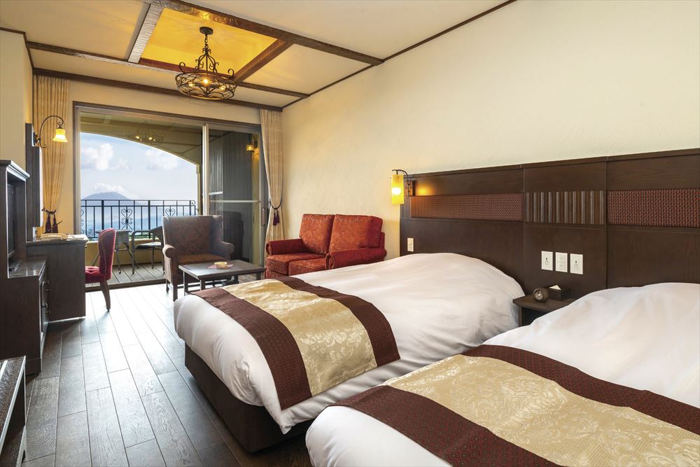 LA VISTA Kirishima Hills_A room with a guaranteed view of Kinko Bay and Sakurajima. Marvel at the view from this top floor Suite Room (twin)