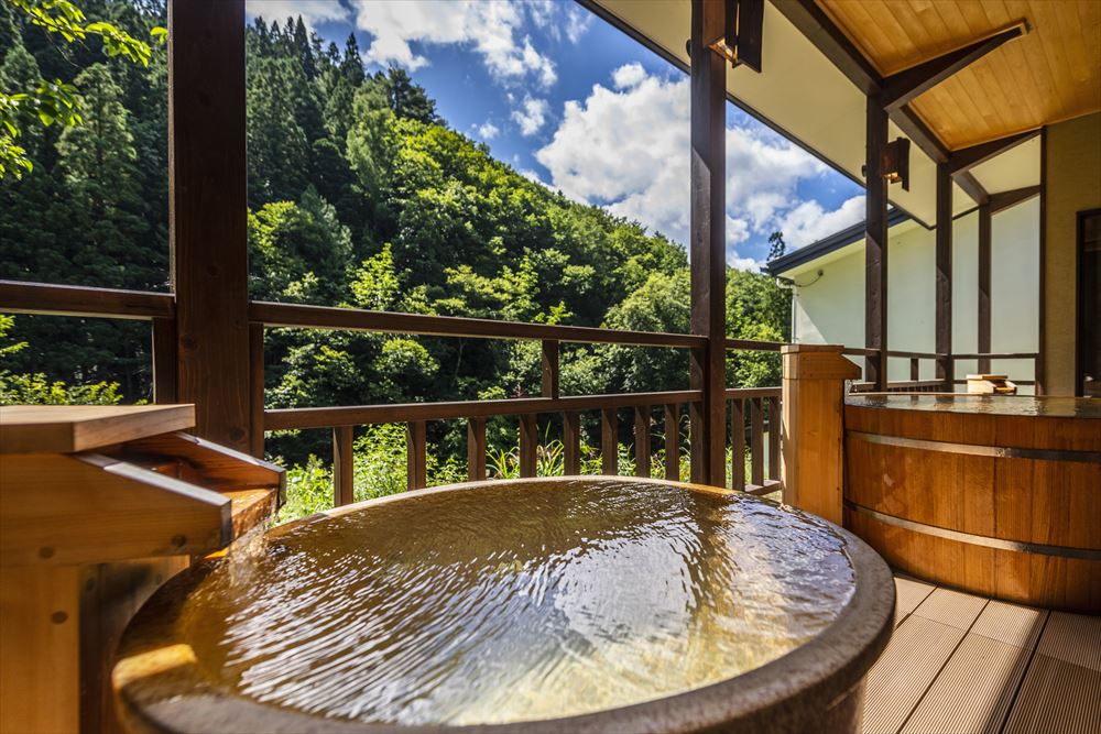 Yukemuri No Yado Inazumi Onsen_The open-air area of the large public bath. In the great outdoors surrounded by rustic beauty, enjoy the spectacular scenery of every season.