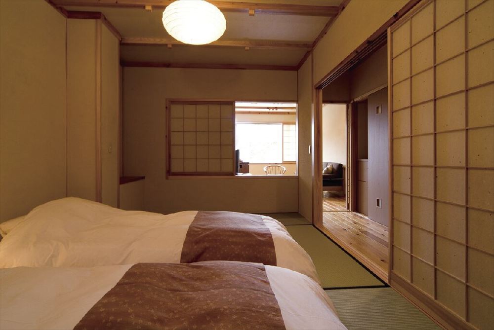 Takumi no Yado Miyama Ouan_Japanese-Western room including an indoor bath with a large window