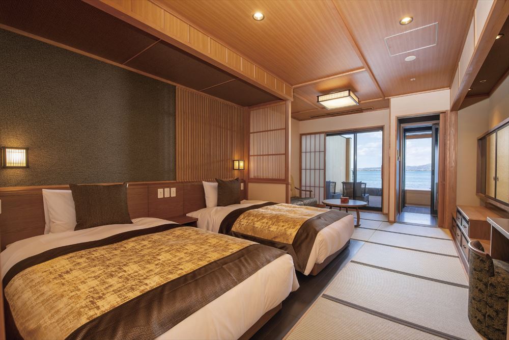 Shirasagi no Yu Noto Kaisyu_The Japanese/Western twin room emanates the warmth of Japan but offers modern amenities.