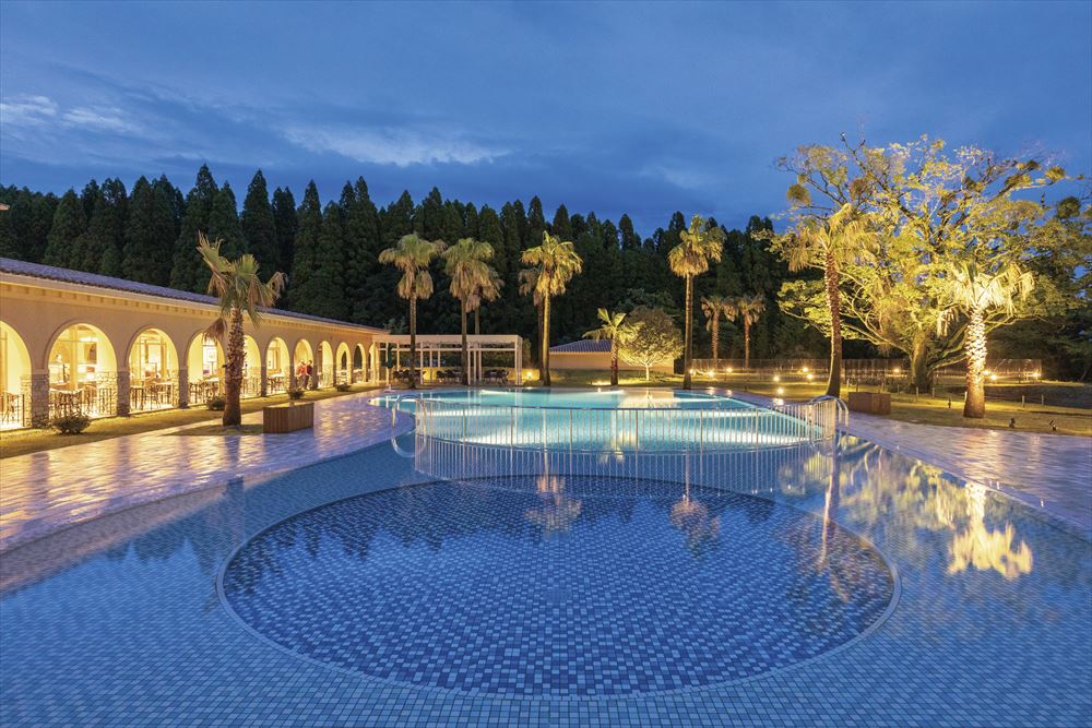 LA VISTA Kirishima Hills_The 25m long pool creates the feeling of a tropical resort.