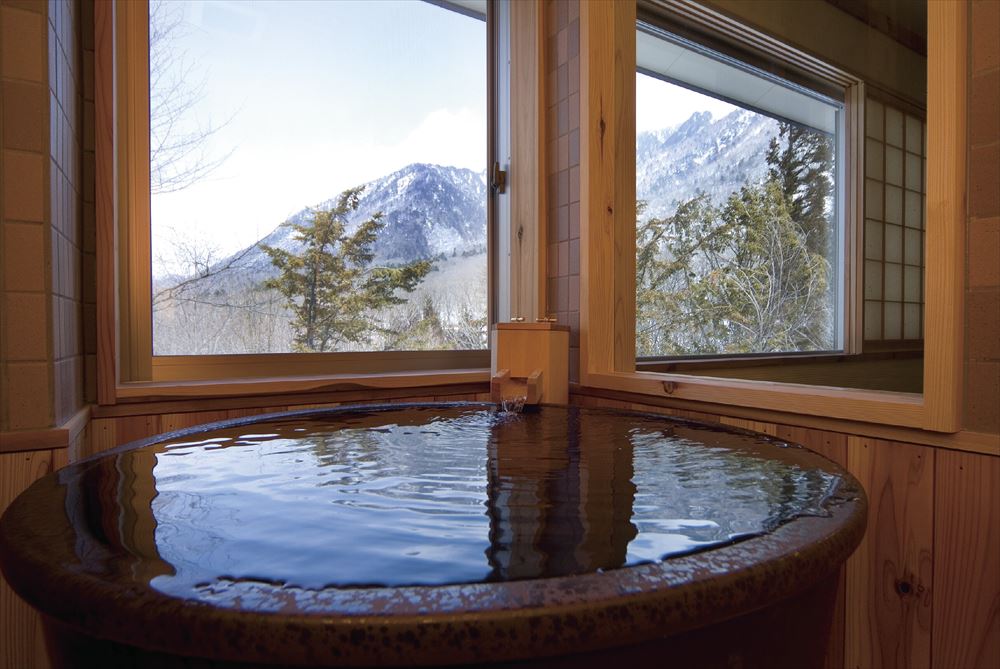 Takumi no Yado Miyama Ouan_Some rooms have bathing chambers with large windows. Open the window near the bathtub to enjoy the pleasures of outdoor bathing.