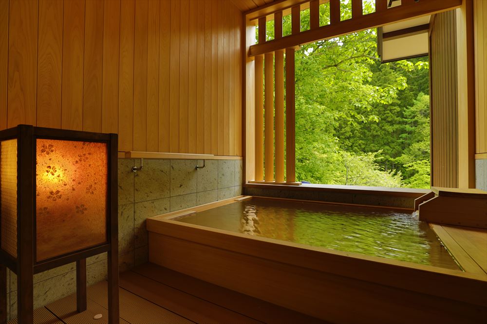 Yukemuri No Yado Inazumi Onsen_A spacious private bath made of hinoki cypress. The hot spring water flows directly from our own spring.