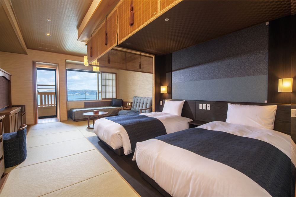 Shirasagi no Yu Noto Kaisyu_The Japanese-Western Deluxe twin. A relaxing guest room with a day-bed next to the window.