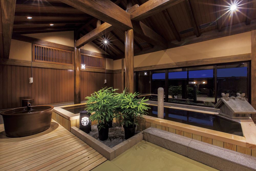 Inishie no Yado Keiun_The large hot spring bath Kumo-no-Yu “So-un”. The indoor bathing area also has a standing bath.