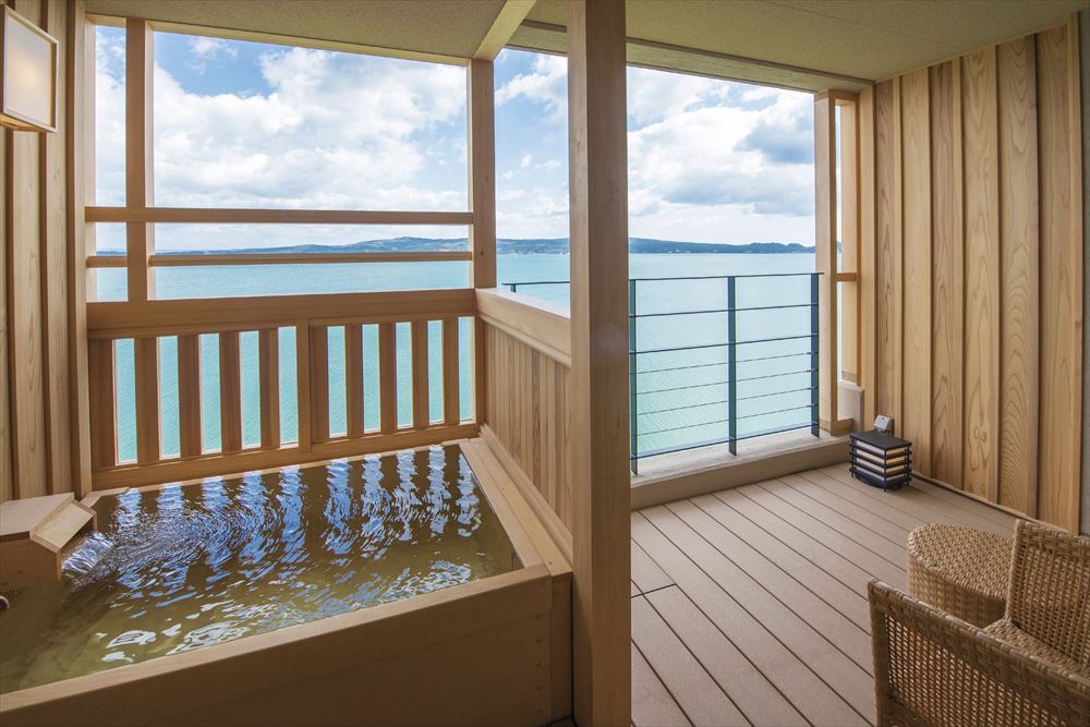 Shirasagi no Yu Noto Kaisyu_A natural, open-air, hot spring bath made of hinoki (Japanese cypress) on the guest room terrace overlooking the ocean.