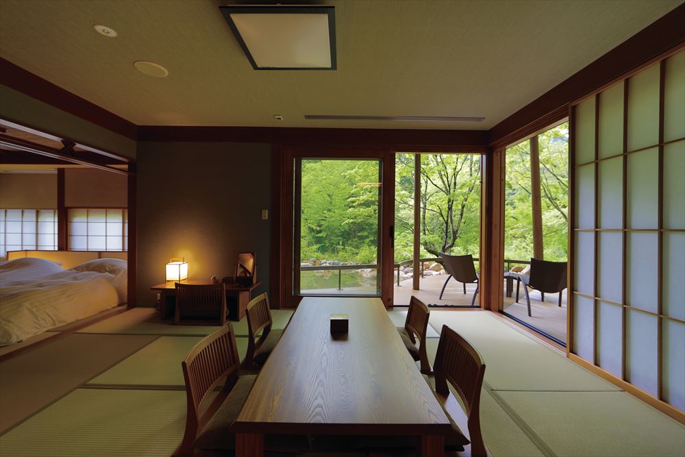 Yukemuri No Yado Inazumi Onsen_Private villa “Ran-Tei”. The spacious, open room holds both an outdoor natural hot spring bath and an indoor bath made of 