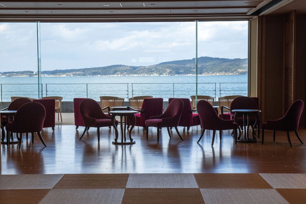 Shirasagi no Yu Noto Kaisyu_Unwind in the lobby with views of majestic Nanao Bay.