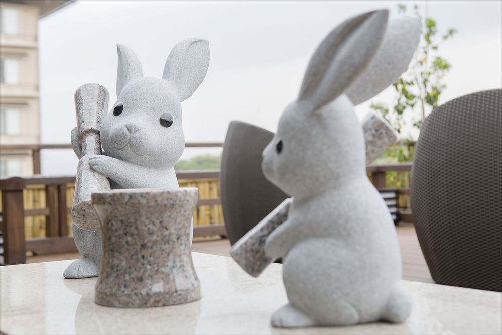 Oyado Tsukiyo no Usagi_The “Moon Rabbits” on the lunar viewing deck are the inn's mascots. The adorable scene captures the moment of pounding rice to make mochi.