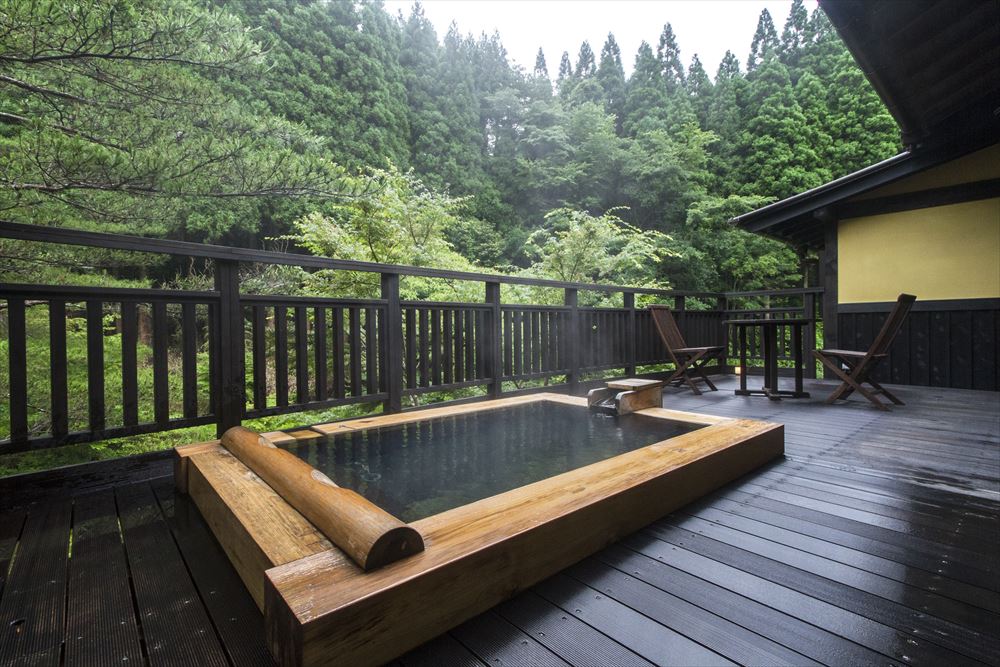 Ryokan Sanga. The annex, Nemunoki, offers dynamic natural scenery from the open-air bath.