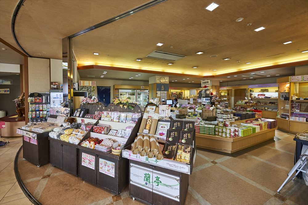 Osyu Akiu Spa RANTEI. The shop carries a wide range of souvenirs, drinks, and children's goods.