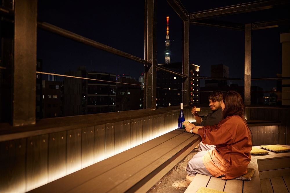 SAKE Bar Hotel Asakusa. The view from the footbath stretches out to TOKYO SKY TREE. A haven to find deep relaxation at the end of the day. Sake and a bath is a recipe for true bliss. Fill your cup with nihonshu, dip a toe in the footbath and gaze at the dazzling illuminated tower above the skyline for a moment of deep inner peace. Soft drinks are also freely available.