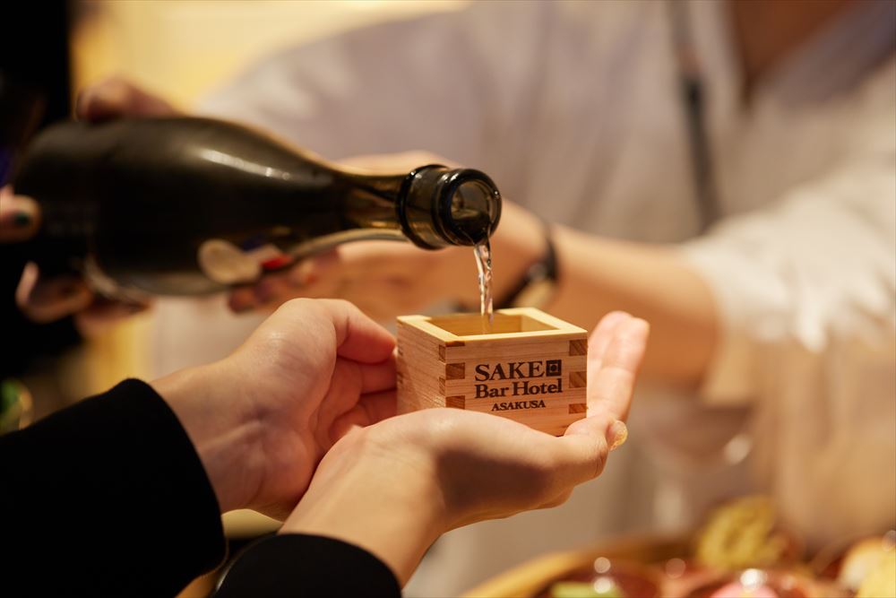 SAKE Bar Hotel Asakusa. After checking in, you will be welcomed with a square cup known as masu. Please remember to take the masu when walking around the facility. Enjoy tasting and comparing the finely honed quality of each sake in the “Afuri” series.
