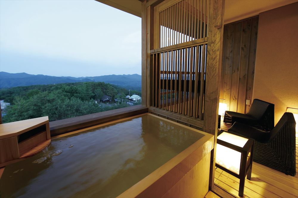 Tokinoniwa_Have the spectacular scenery all to yourself in the guest room's open-air bath flowing with hot spring waters drawn from the source “Yugawa no Yu”. * ”Dream window (Double lattice window)” installed