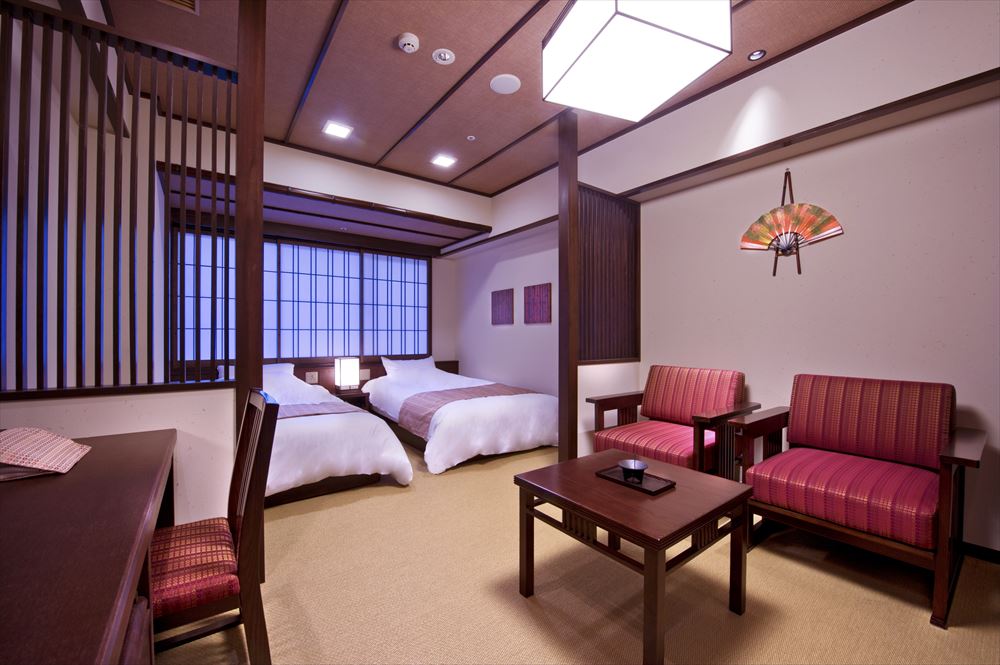 Kyoto Arashiyama Onsen Kadensho_In the guest room, Kyomachiya, feel the aura of Kyoto through rich motifs, from shoji paper screens to latticework.