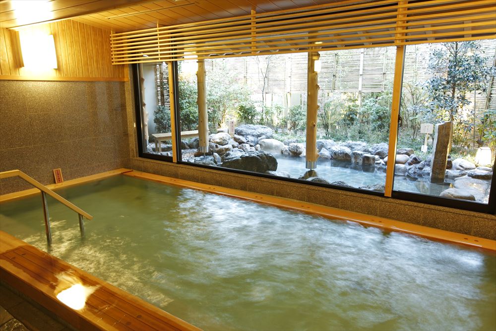 Kyoto Arashiyama Onsen Kadensho_Enjoy natural Arashiyama hot springs at the indoor bath of the large bathhouse Heian no Yu.