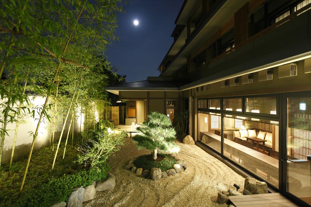 Kyoto Arashiyama Onsen Kadensho_Spend a moment in the magical illumination of the courtyard to admire the night sky of Arashiyama once loved by Heian era aristocrats.