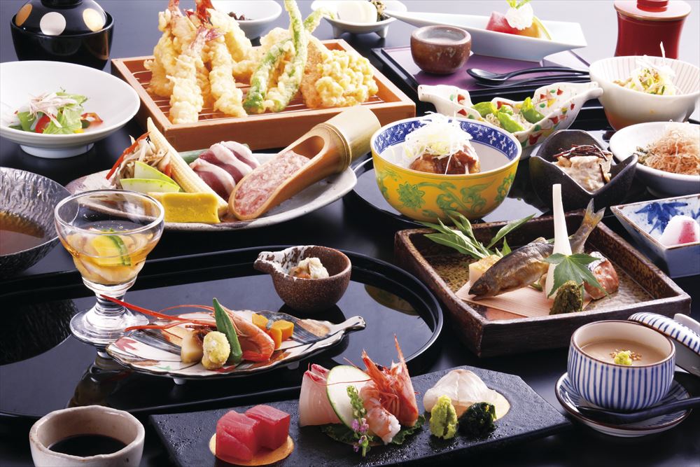 Kyoto Arashiyama Onsen Kadensho_The Shiki Yuzen kaiseki course changes each season. Obanzai made with seasonal vegetables and freshly fried tempura are a true delight.