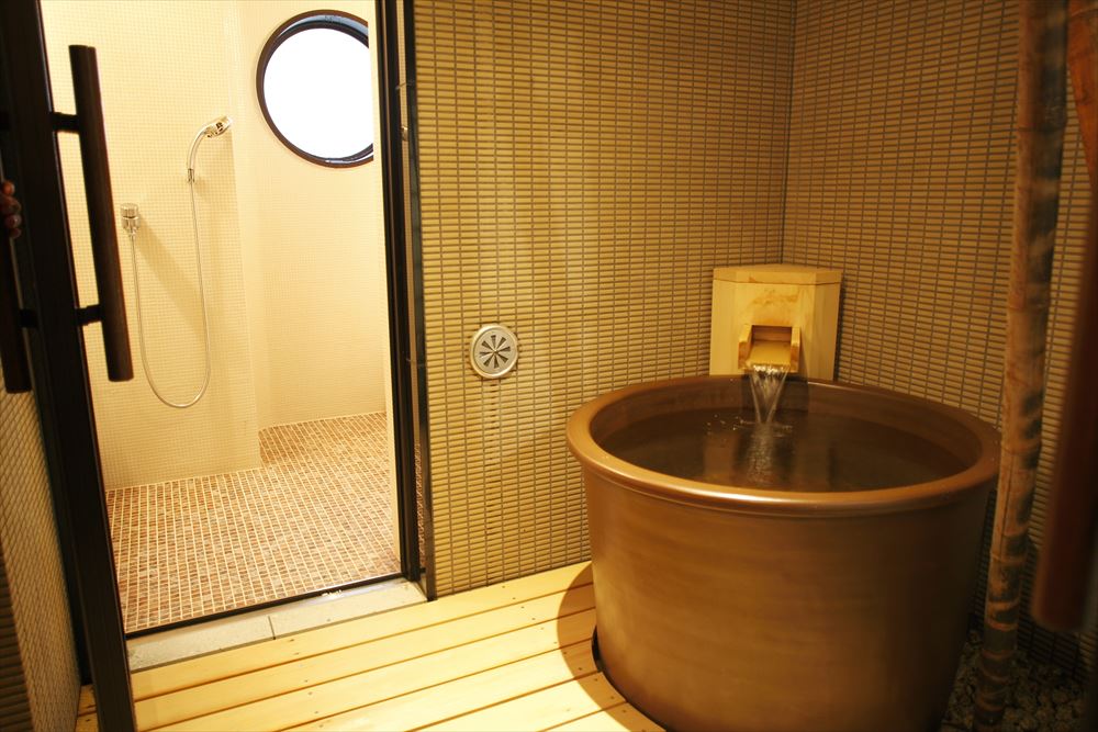 Kyoto Arashiyama Onsen Kadensho_Private hot spring #1, Kiri no Yu. The “barrel bath” (steam bath) harkens back to age-old steam baths