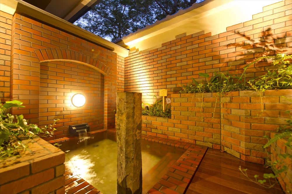 Kyoto Arashiyama Onsen Kadensho_Private bath #3, Akane-no-Yu. A modern, open-air bath (radium) made of brick.