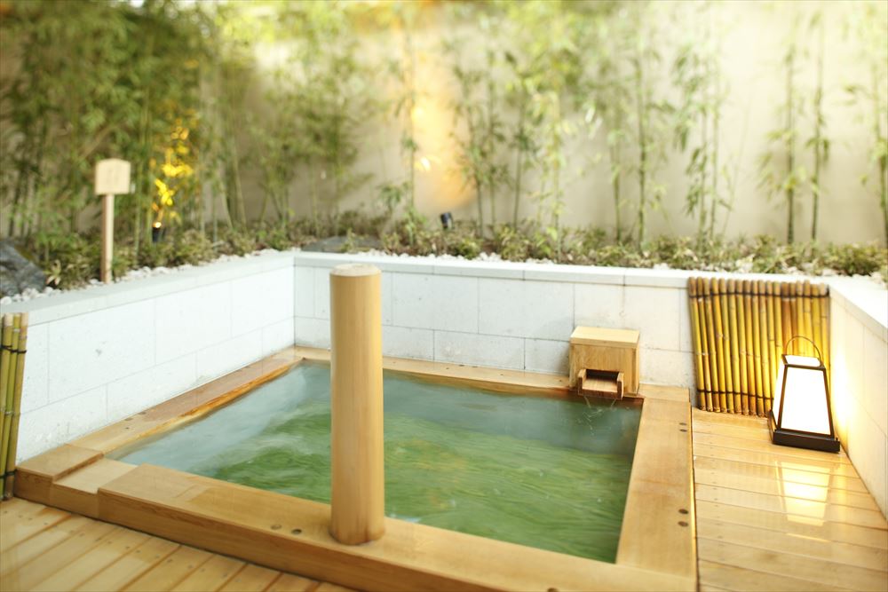 Kyoto Arashiyama Onsen Kadensho_Private bath #4, Takeniwa no Yu. Immerse yourself in an open-air bath (carbonated) amid bamboo expressing the essence of Arashiyama.