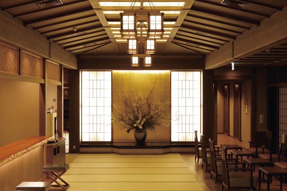 Yukemuri no Yado Yuki no Hana_Front lobby. A variety of design touches welcome you that express the ultimate in Japanese modernism.