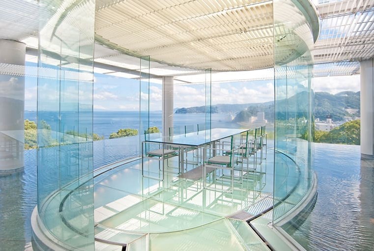 ATAMI KAIHOUROU_The Water Balcony. An otherworldly space floating on a water basin made almost entirely of only water and glass. Guests staying at SEIHA and FUKA may also enjoy dining here.