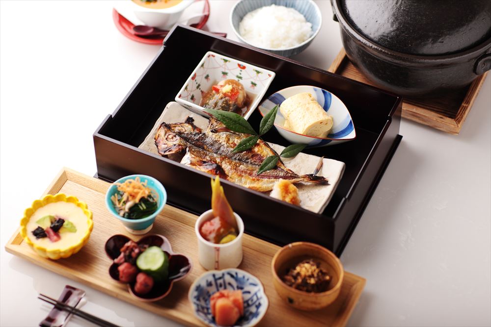 ATAMI KAIHOUROU_Breakfast. Take your pick of Japanese and Western cuisine for breakfast. Enjoy dining with the refreshing view of the ocean in the morning. (Image for illustrative purposes only)