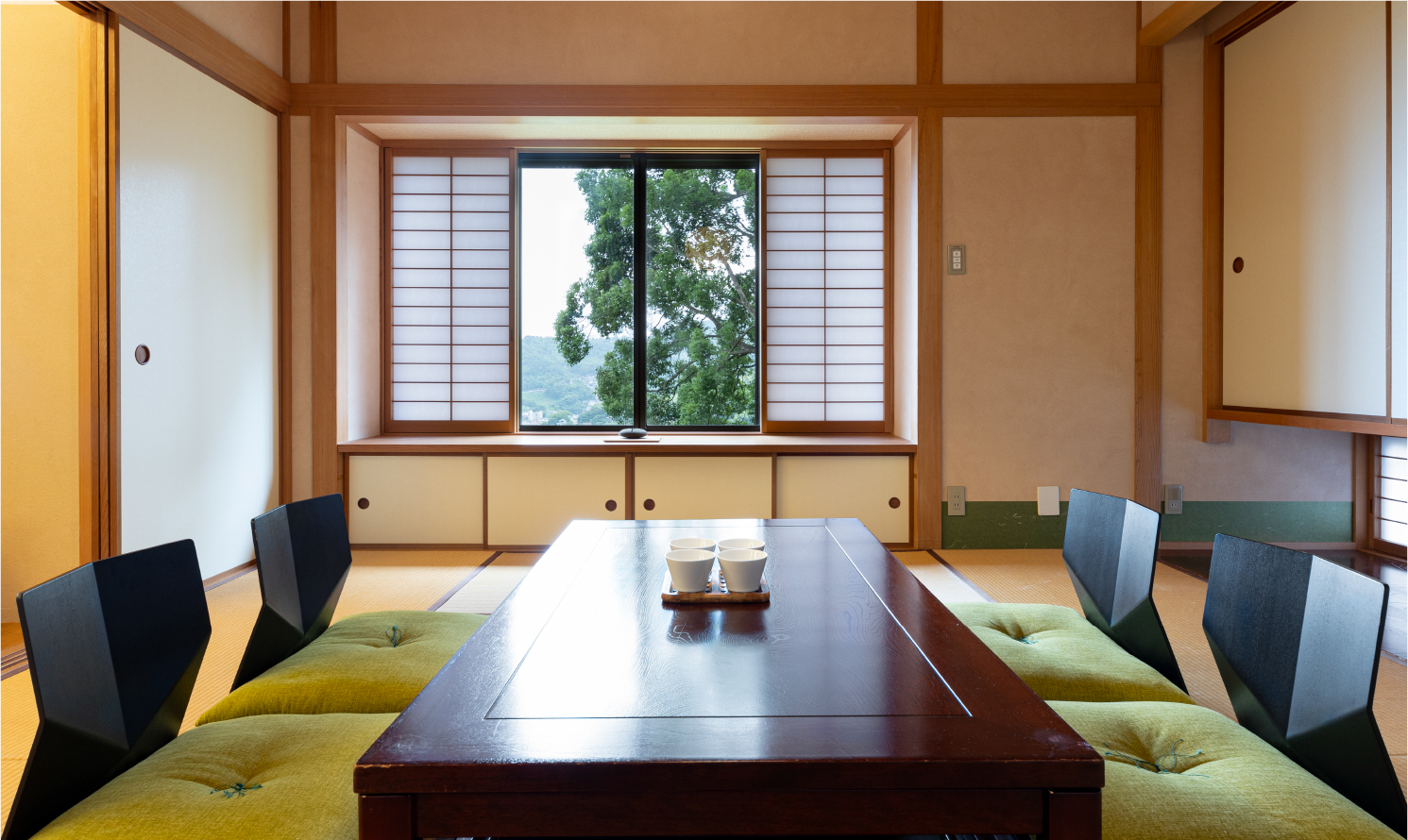 GLAMPETIT KOH_Japanese-style room (up to three people). Open the sliding doors to the adjacent living room to maximize this expansive space.