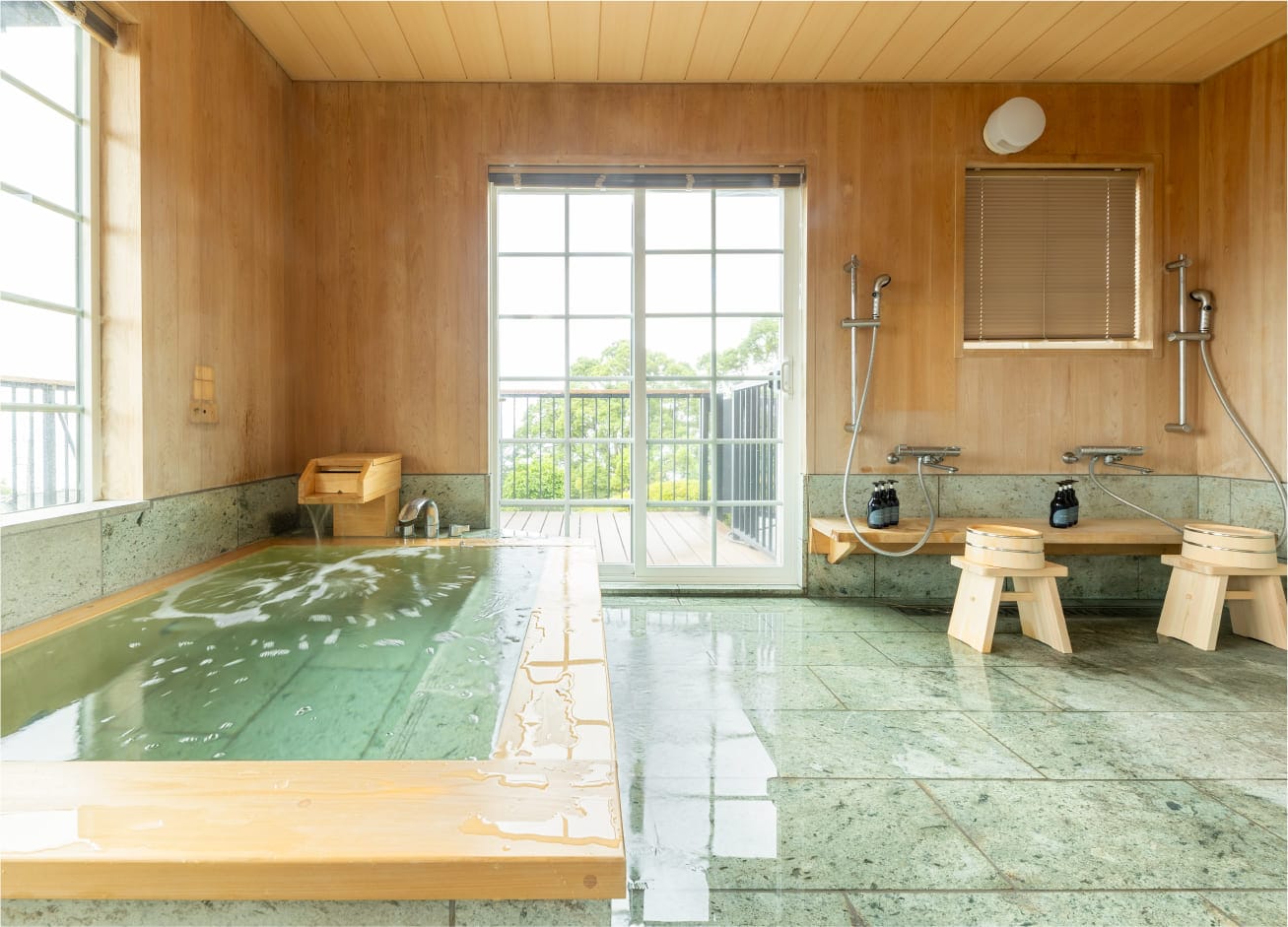 GLAMDAY PORT Umi no mieru oka_Enjoy a soak in the waters of Atami hot spring at the bright, open and airy main bath.