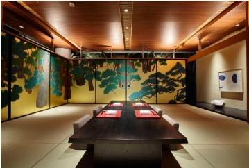 ATAMI KAIHOUROU_Japanese restaurant RAKUSEIAN. Surrounded by sliding doors covered in gold paintings, enjoy dining in this gorgeous space of sumptuous luxury. The room is also available to non-staying guests. (Limited to two groups per day)