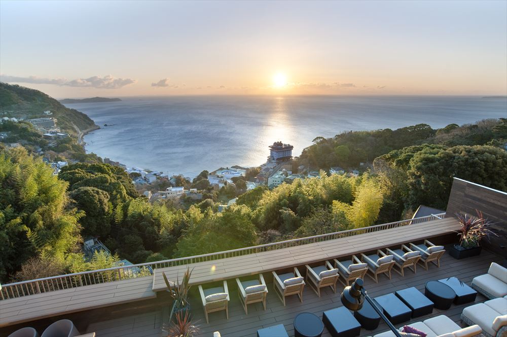 ATAMI SEKAIE_The open-air KONPEKI TERRACE. Experience moments of pure bliss in this special place where the deep blue sea and the vast sky are yours and yours alone.