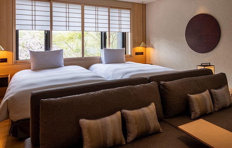 FUFU KYOTO JAPAN_The one-room “Precious Suite” is characterized by its wide, translucent “yukimi” shoji screens.