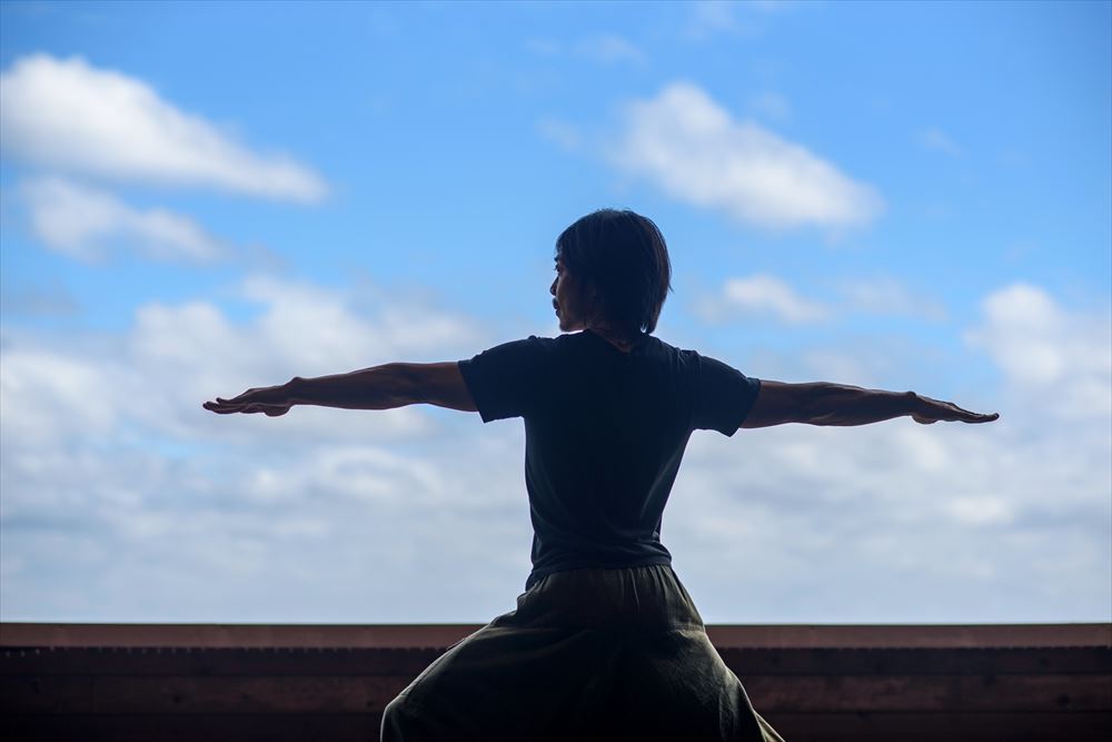 ATAMI SEKAIE_Yoga. Tailored to suit your physical and mental condition, high-quality custom-made lessons (personal yoga: additional fee required) are available, as well as morning yoga lessons (free) to feel the power of the open sky and sunlight.