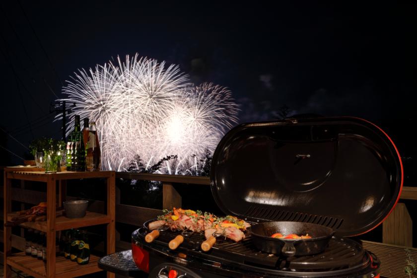 GLAMPETIT KOH_From the wood deck, marvel at the spectacular display of the Atami Marine Fireworks Festival, held more than ten times throughout the year. Pop the cork on some drinks, grill something scrumptious on the BBQ and enjoy a magical night.