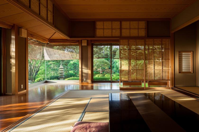 GLAMDAY VILLA UMITO MORITO KAZE_The “NIWA NO MA” room. A spacious, Japanese-style space adjoining the garden filled with sunlight. Depending on the season, the sculpted landscape is adorned with the beauty of plum trees or autumn leaves.