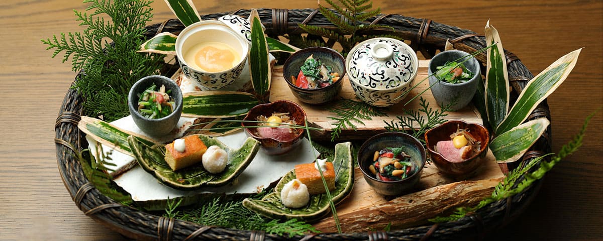 FUFU HAKONE JAPAN_Japanese cuisine for dinner is served in a prix-fixe style. Made to match the preference of the guests, choose from a range of dishes from wild vegetable tempura, to grilled Japanese beef and sushi made with seasonal fish.