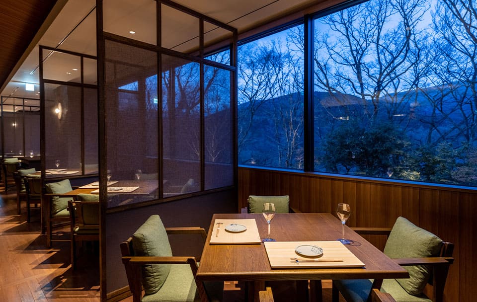 FUFU HAKONE JAPAN_To ensure that every guest can savor each delicious moment, not only does the restaurant provide private rooms, but each seat has also been arranged to maintain certain level of privacy.