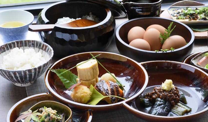 FUFU KAWAGUCHIKO JAPAN_Breakfast. Rice cooked over a wood-burning hearth is light and fluffy, a perfect complement for “kenchinjiru” soup made with plenty of vegetables. This breakfast brings out the best in local flavors.