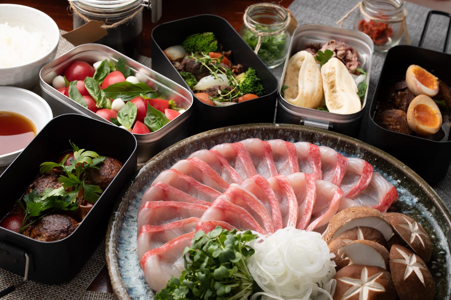 GLAMDAY PORT Umi no mieru oka_For dinner, try the course meal combining a main dish with the chef’s signature side dishes, served in “mess tins.” Exquisite foods provide the setting for unforgettable moments dining together. (image: main dish “golden-eye snapper shabu-shabu”)