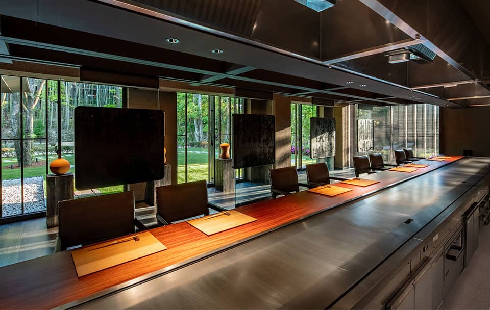 FUFU NARA JAPAN_Teppanyaki counter seats. The long iron grill is a striking sight. Subtle partitions are also a considerate touch.