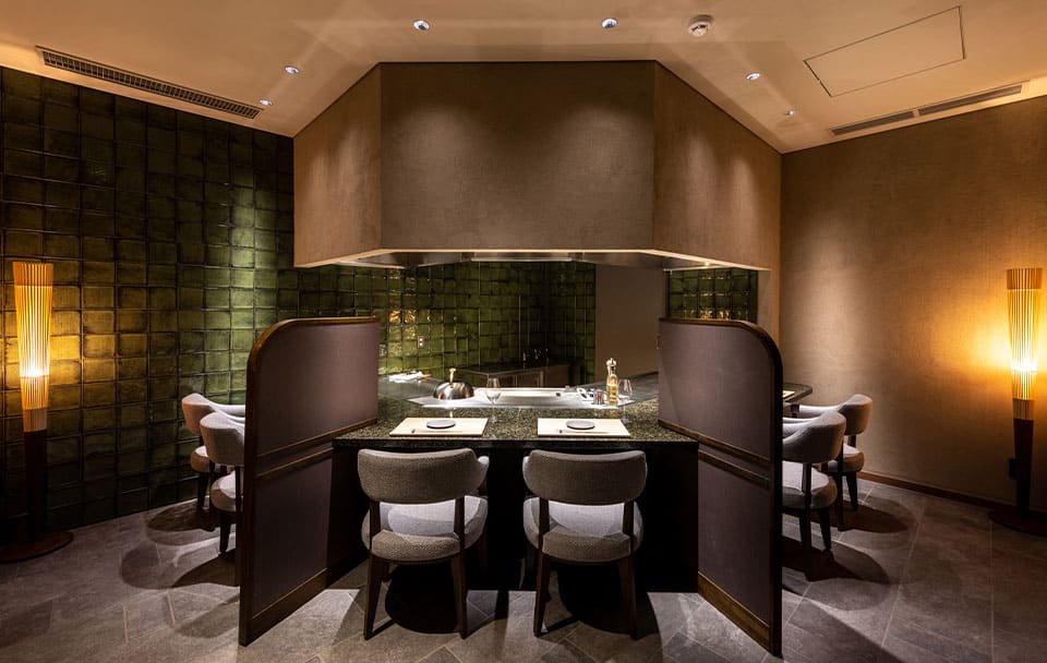 FUFU HAKONE JAPAN_Teppanyaki counter seats. Let the chefs dazzle you with their skills as they prepare and serve dishes right before your eyes. The dynamism of this full course meal is a rare pleasure.