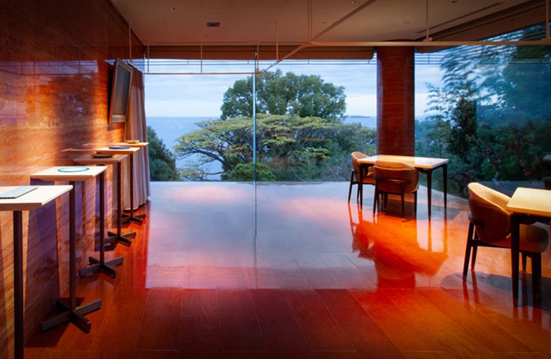 ATAMI KAIHOUROU_Main Dining Room. A dining area available to all guests staying at the resort. Enjoy fine foods along with the sweeping panoramic view.