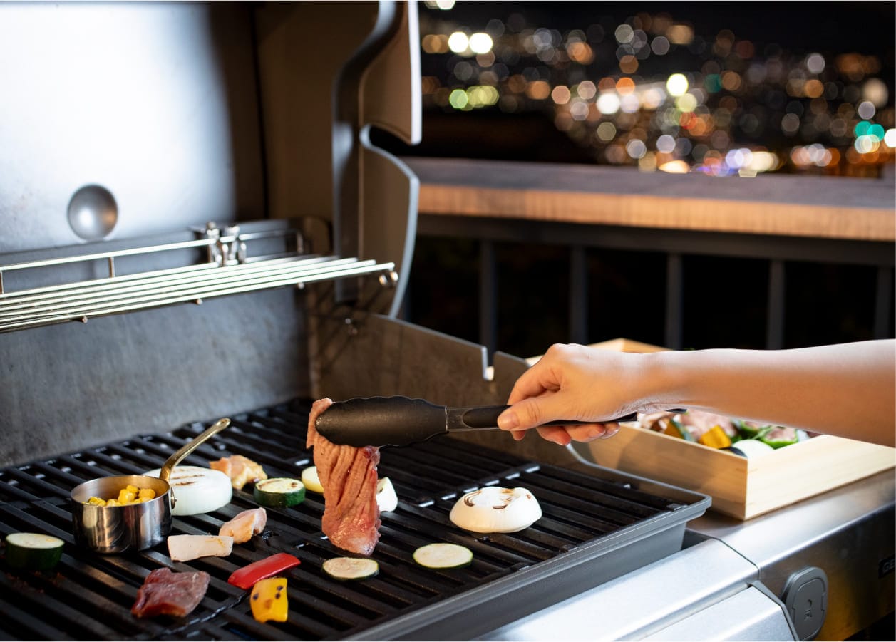 GLAMDAY PORT Umi no mieru oka_A barbecue grill is available on the terrace, so fire it up for a lively meal grilling fine ingredients you picked up along your journey.